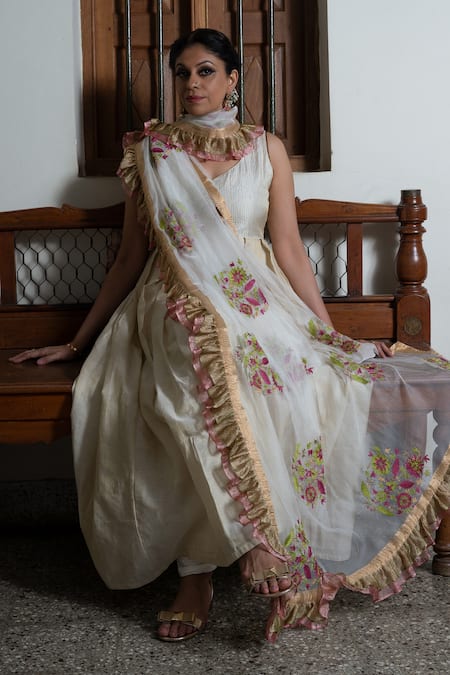 Latha Puttanna White Silk Embroidered Dupatta 