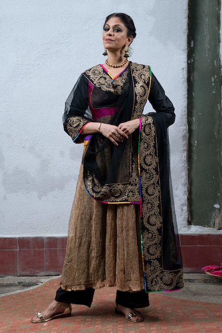 Latha Puttanna Black Silk Embroidered Dupatta 