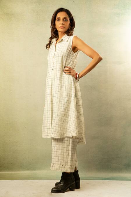 Buy Ibai White Handwoven Pure Cotton Muslin Straight Collar Printed Tunic Online at Aza Fashions Buy_Ibai_White Handwoven Pure Cotton Muslin Straight Collar Printed Tunic _Online_at_Aza_Fashions