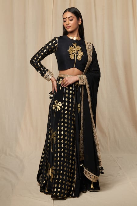 Sara Ali Khan looks like a vision in black and golden lehenga | Hindustan  Times
