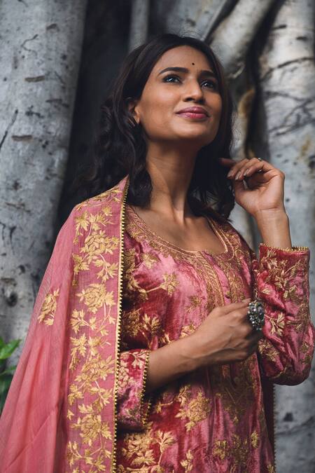 Heena Kochhar_Pink Velvet Embroidered Kurta Set_Online_at_Aza_Fashions