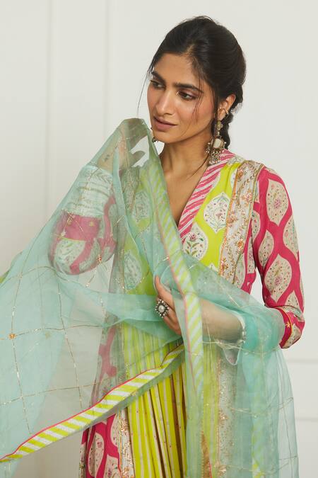 Buy Rajiramniq Green Organza, Crepe, Modal Satin V Neck Embroidered Panelled Kurta Set Online at Aza Fashions Buy_Rajiramniq_Green Organza, Crepe, Modal Satin V Neck Embroidered Panelled Kurta Set _Online_at_Aza_Fashions