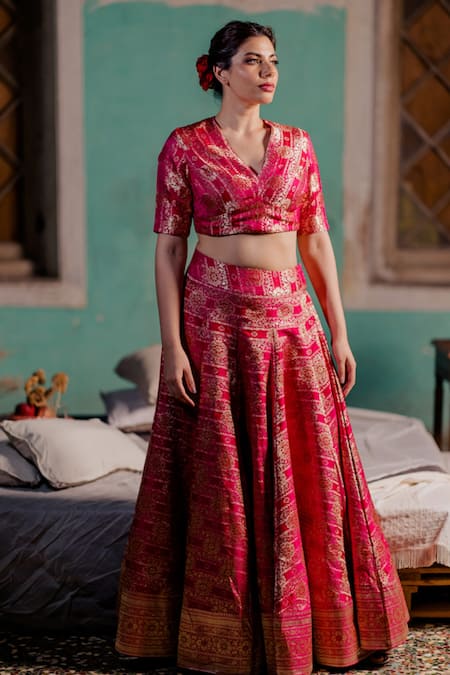 Buy_Mimamsaa_Pink Jamawar Satin Silk-brocade Woven Floral Motifs V Leela Bridal Lehenga Set_Online_at_Aza_Fashions