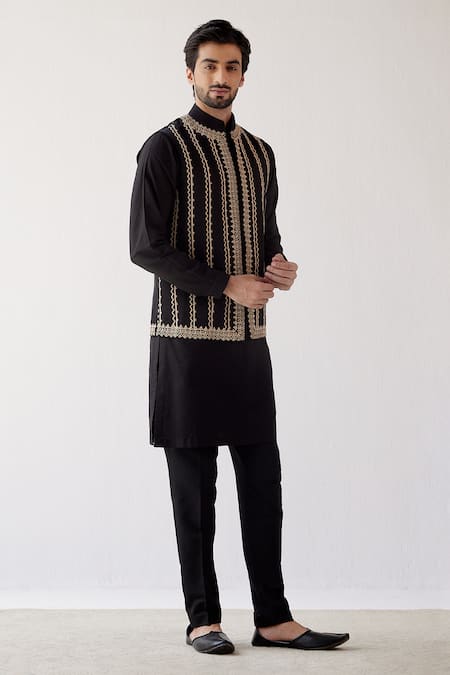 Devnaagri Embrioidered Bundi & Kurta Set 