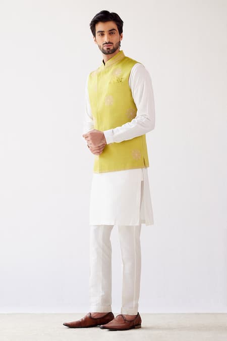 Devnaagri Embrioidered Bundi & Kurta Set 