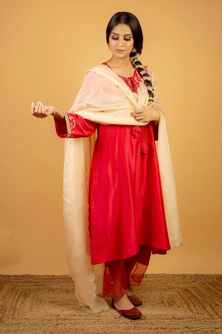 Priya Chaudhary_White Tissue Organza Scallop Dupatta_Online_at_Aza_Fashions