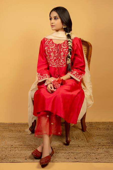 Shop_Priya Chaudhary_White Tissue Organza Scallop Dupatta_Online_at_Aza_Fashions