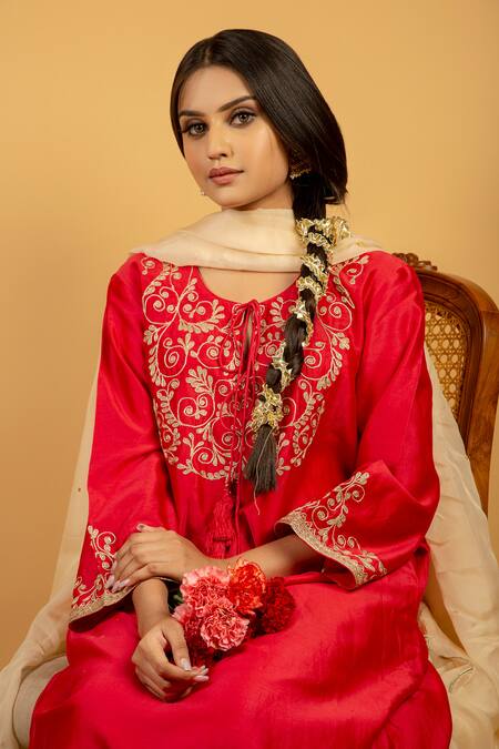 Priya Chaudhary_White Tissue Organza Scallop Dupatta_at_Aza_Fashions