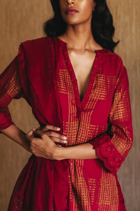 Shorshe Clothing Maroon Organza, Handloom Zari Notched Kurta Set Online at Aza Fashions Shorshe Clothing_Maroon Organza, Handloom Zari Notched Kurta Set _Online_at_Aza_Fashions