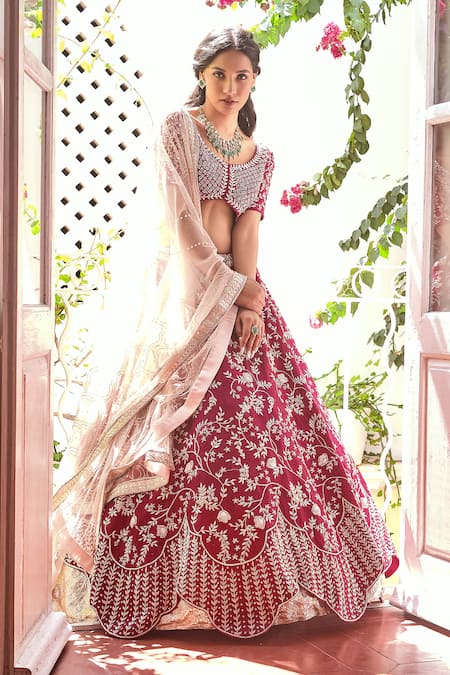Pin by BHAVIKA SAWHNEY on wedding clothes | Indian bridal outfits, Wedding lehenga  designs, Lehnga designs