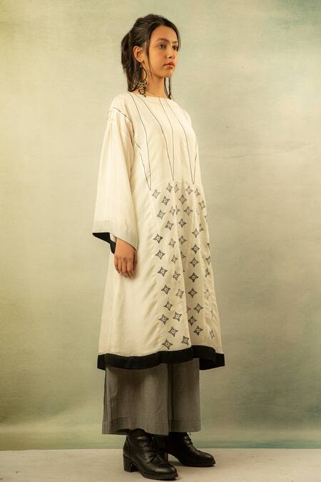 Ibai White Handwoven Mulbery Silk Boat Tunic Online at Aza Fashions Ibai_White Handwoven Mulbery Silk Boat Tunic _Online_at_Aza_Fashions
