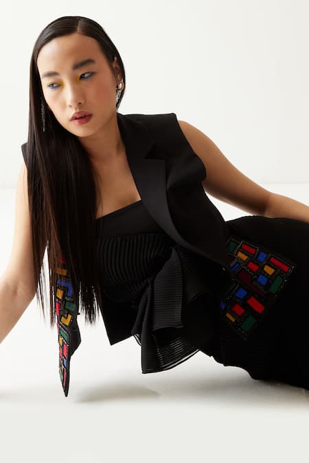 Mini Sondhi Black Crepe, Crinkled Georgette Geometric Pattern Pre-draped Pant Saree With at Aza Fashions Mini Sondhi_Black Crepe, Crinkled Georgette Geometric Pattern Pre-draped Pant Saree With_at_Aza_Fashions