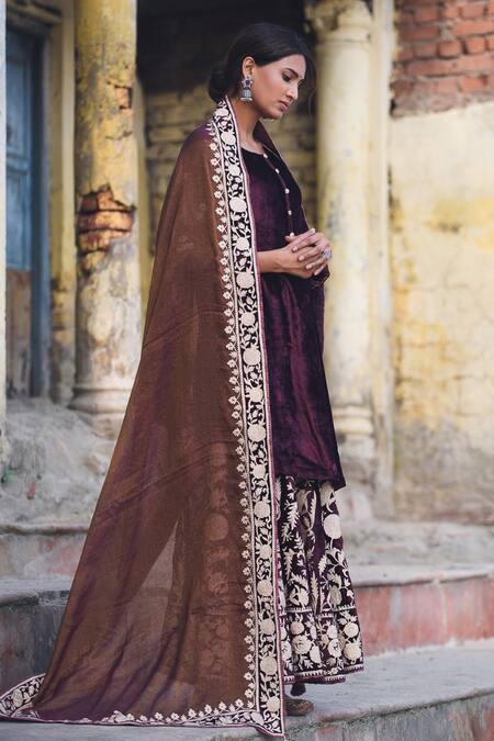 Heena Kochhar_Maroon Velvet Embroidered Kurta Set_Online_at_Aza_Fashions