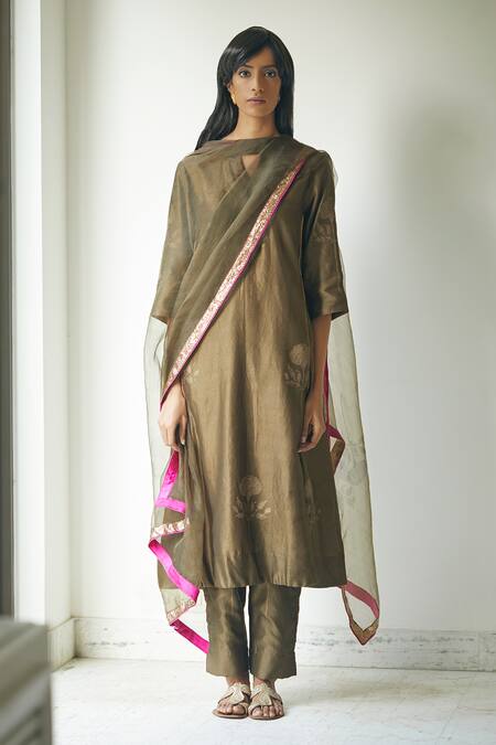 Shop Shorshe Clothing Green Chanderi Notched Kurta And Pant Set at Aza Fashions Shop_Shorshe Clothing_Green Chanderi Notched Kurta And Pant Set_at_Aza_Fashions
