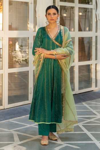 Buy Myaara Green Angarkha Chanderi Blend, Dupatta Organza Gota And Sequin Work Surplice Set Online at Aza Fashions Buy_Myaara_Green Angarkha Chanderi Blend, Dupatta Organza Gota And Sequin Work Surplice Set _Online_at_Aza_Fashions