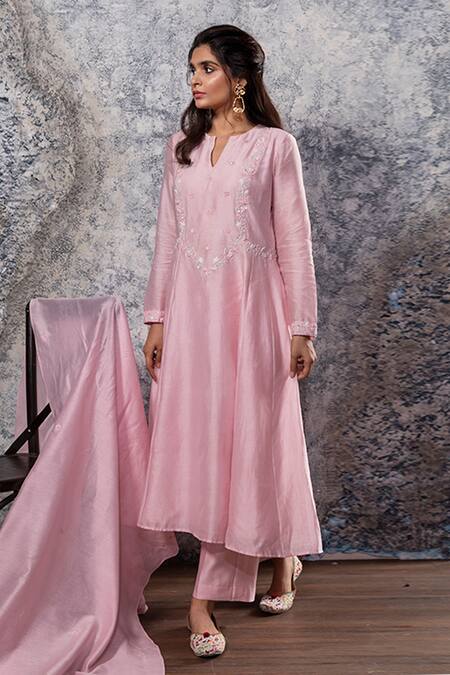 Shop Nayantaara Pink Chanderi Silk Notched Round Neck Embroidered Kurta Set at Aza Fashions Shop_Nayantaara_Pink Chanderi Silk Notched Round Neck Embroidered Kurta Set _at_Aza_Fashions