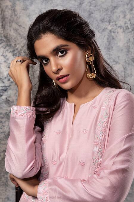 Shop Nayantaara Pink Chanderi Silk Notched Round Neck Embroidered Kurta Set Online at Aza Fashions Shop_Nayantaara_Pink Chanderi Silk Notched Round Neck Embroidered Kurta Set _Online_at_Aza_Fashions