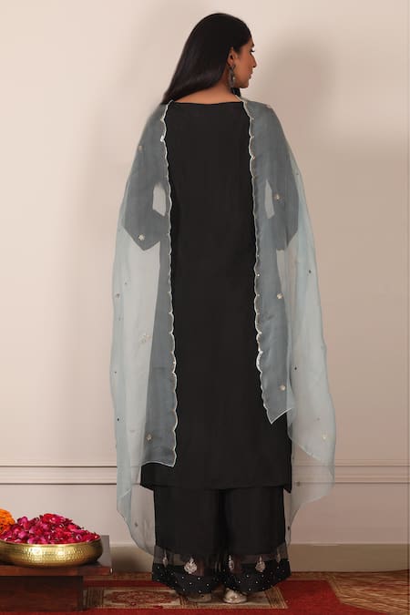 Pouli Pret Embroidered Kurta Set 