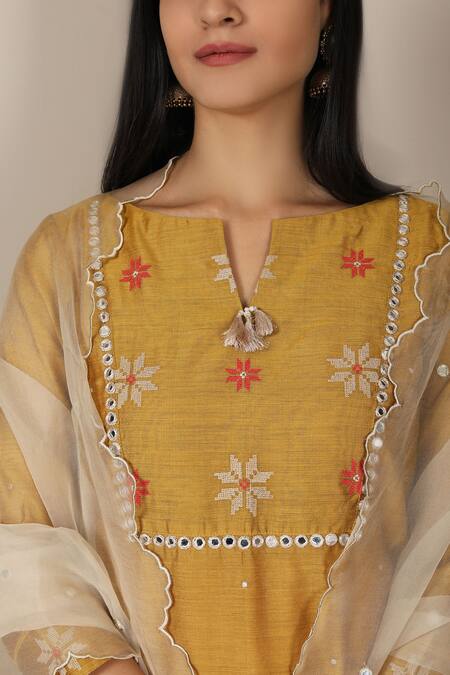 Buy_Pouli Pret_Yellow Mercerised Cotton Chanderi Notched Embroidered Kurta Set _Online_at_Aza_Fashions