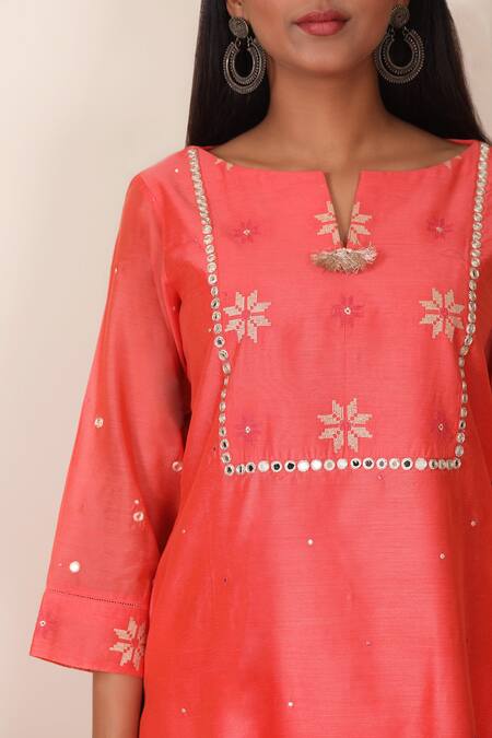 Buy_Pouli Pret_Peach Mercerised Cotton Chanderi Notched Embroidered Kurta Set _Online_at_Aza_Fashions