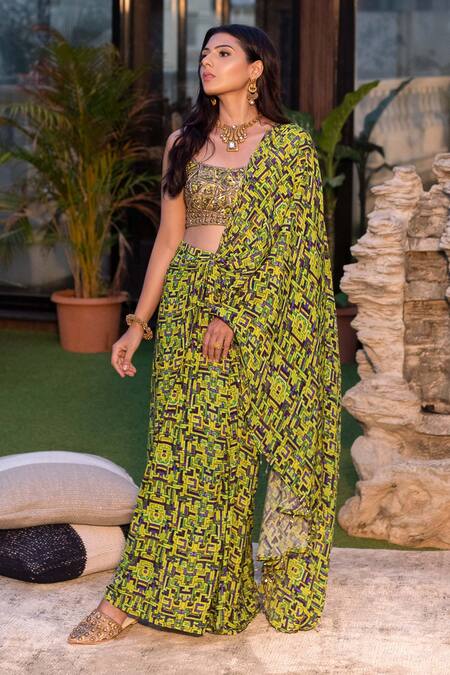 Mehak Murpana_Green Crepe Zigzag Square Neck Printed Saree With Embroidered Blouse _Online_at_Aza_Fashions