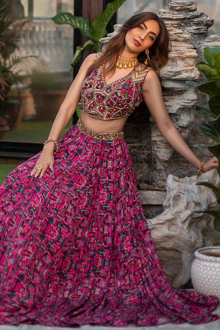 Mehak Murpana_Pink Crepe, Dupatta Organza Zigzag V Neck Printed Lehenga Set _Online_at_Aza_Fashions