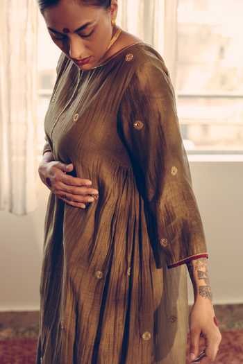 Sarang Kaur_Green Chanderi Silk Embroidery Split V-neck Flora Kurta And Pant Set _at_Aza_Fashions