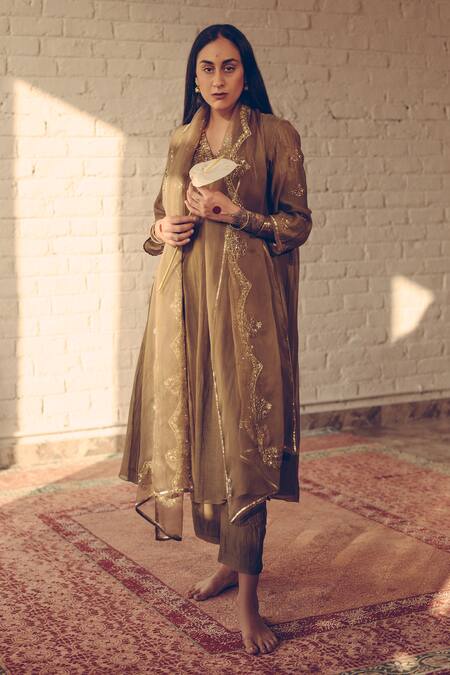 Sarang Kaur Green Organza Sequin Scalloped Patterned Stole Online at Aza Fashions Sarang Kaur_Green Organza Sequin Scalloped Patterned Stole _Online_at_Aza_Fashions