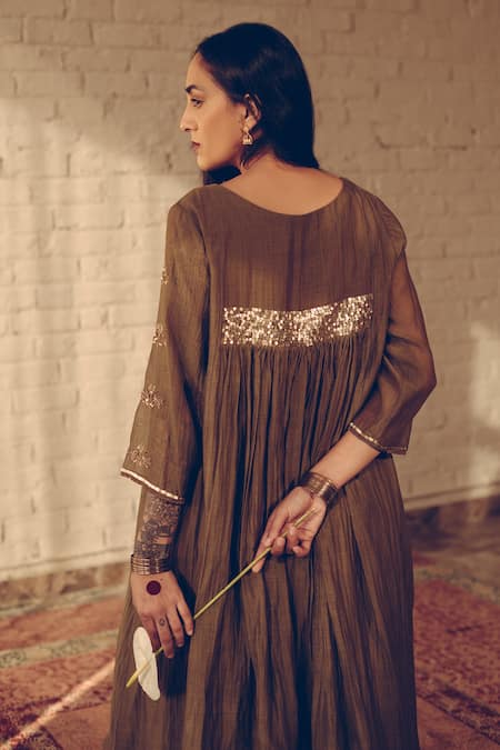 Sarang Kaur_Green Chanderi Silk Sequins, Beads V-neck Flared Kurta With Pant _at_Aza_Fashions