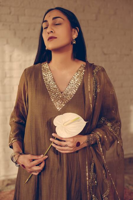 Shop Sarang Kaur Green Organza Sequin Scalloped Patterned Stole Online at Aza Fashions Shop_Sarang Kaur_Green Organza Sequin Scalloped Patterned Stole _Online_at_Aza_Fashions