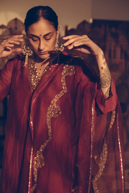 Sarang Kaur_Maroon Organza Sequins, Beads Crystal Scallop Stole _Online_at_Aza_Fashions