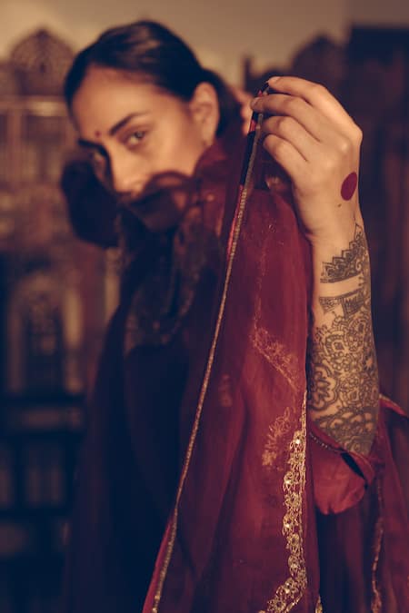 Sarang Kaur_Maroon Organza Sequins, Beads Crystal Scallop Stole _at_Aza_Fashions