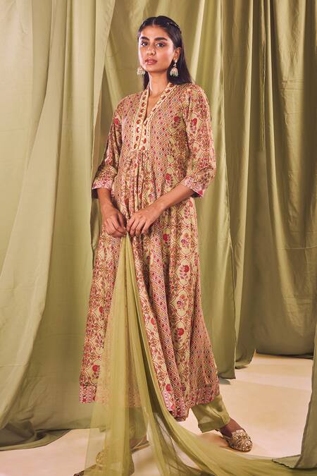 Label NE'Chi Green Muslin Silk Floral, Pearl, Resham, Mirrorwork V Neck Print Kurta Set Online at Aza Fashions Label NE'Chi_Green Muslin Silk Floral, Pearl, Resham, Mirrorwork V Neck Print Kurta Set_Online_at_Aza_Fashions