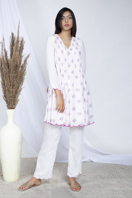 Negra Elegante White Bemberg Muslin Floral Block Print V Neck Tunic And Pant Set 