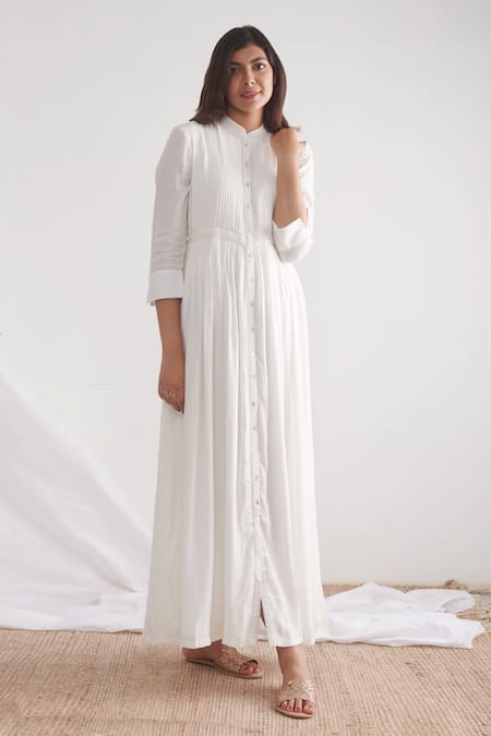 Negra Elegante_White Bemberg Muslin Band Pleated Maxi Dress _Online_at_Aza_Fashions