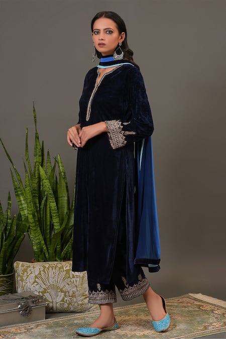Buy_NUHH_Blue Velvet And Chiffon Notched Embroidered Kurta Set _Online_at_Aza_Fashions