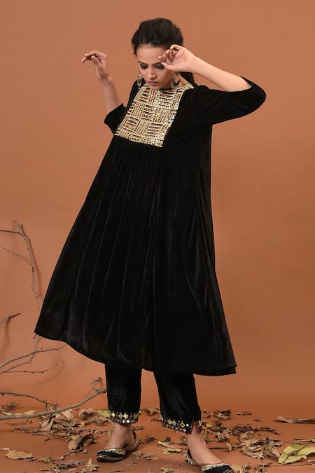 Buy_NUHH_Black Velvet Round Embellished Kurta And Pant Set _Online_at_Aza_Fashions