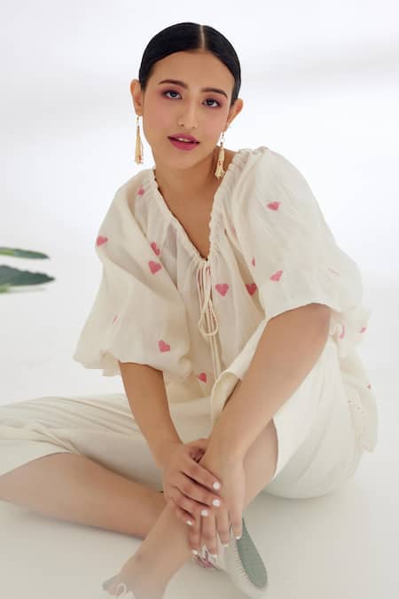 Nikasha_Cream Handwoven Jamdani Cotton Heart Pattern And Running Stitch Details Round Top _Online_at_Aza_Fashions