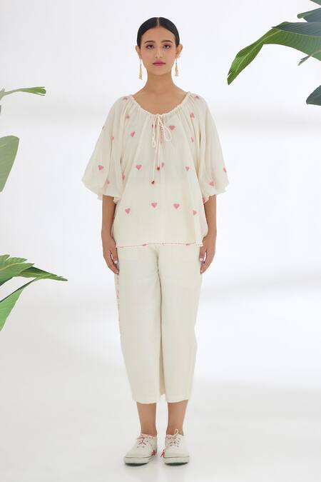 Buy_Nikasha_Cream Handwoven Jamdani Cotton Heart Pattern And Running Stitch Details Round Top _Online_at_Aza_Fashions