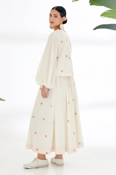 Nikasha_Cream Handwoven Jamdani Cotton Heart Pattern And Blanket Stitch Details Round Top _at_Aza_Fashions