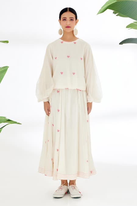 Nikasha_Cream Handwoven Jamdani Cotton Heart Pattern And Blanket Stitch Details Round Top _Online_at_Aza_Fashions
