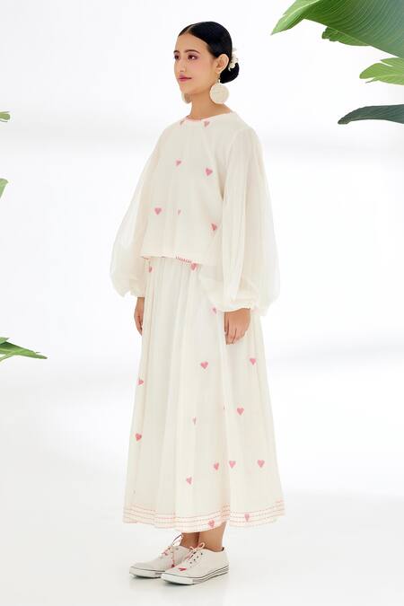 Buy_Nikasha_Cream Handwoven Jamdani Cotton Heart Pattern And Blanket Stitch Details Round Top _Online_at_Aza_Fashions