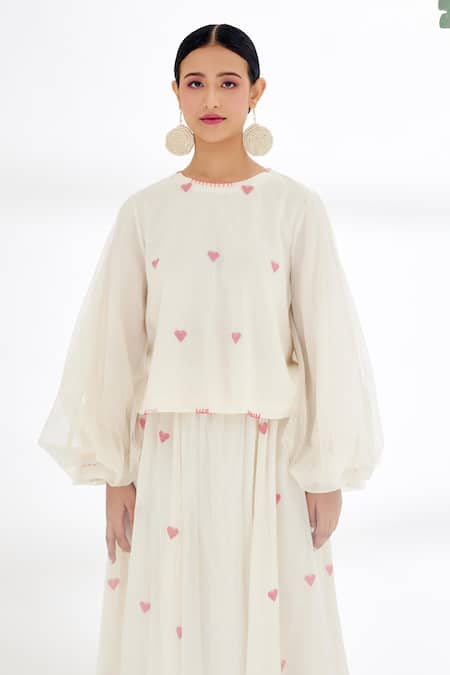 Shop_Nikasha_Cream Handwoven Jamdani Cotton Heart Pattern And Blanket Stitch Details Round Top _Online_at_Aza_Fashions