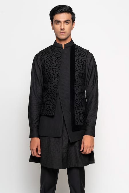 Amaare Embroidered Bundi & Kurta Set 