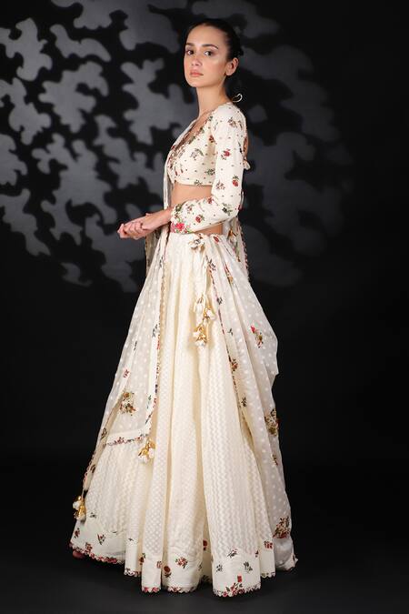 Nikasha_White Handwoven Cotton Jamdani V Neck Lehenga Set _Online_at_Aza_Fashions