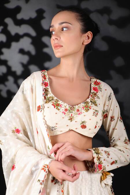 Buy_Nikasha_White Handwoven Cotton Jamdani V Neck Lehenga Set _Online_at_Aza_Fashions