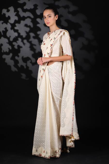 Nikasha_White Handwoven Cotton Jamdani Round Saree With Blouse _Online_at_Aza_Fashions
