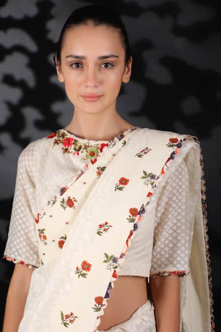 Buy_Nikasha_White Handwoven Cotton Jamdani Round Saree With Blouse _Online_at_Aza_Fashions