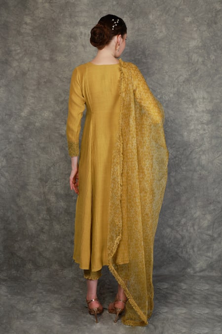 Shop Neha Khullar Green Organza, Chanderi Silk Dori Work Round Notched Embroidered Kurta Set at Aza Fashions Shop_Neha Khullar_Green Organza, Chanderi Silk Dori Work Round Notched Embroidered Kurta Set _at_Aza_Fashions