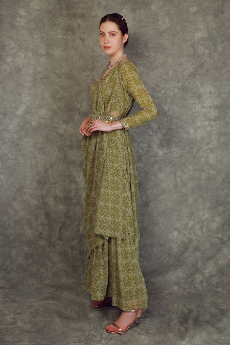 Neha Khullar Green Georgette Sequin , Zari Bandhani V Print Pre-draped Saree Set Online at Aza Fashions Neha Khullar_Green Georgette Sequin , Zari Bandhani V Print Pre-draped Saree Set _Online_at_Aza_Fashions